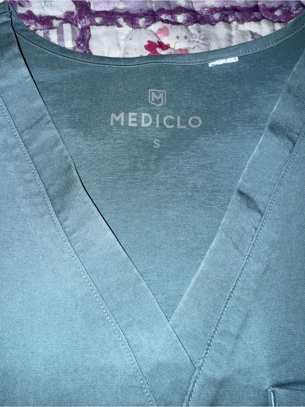 Mediclo Women's Scrub Pants & Top Set in Blue - Picture 4 of 4